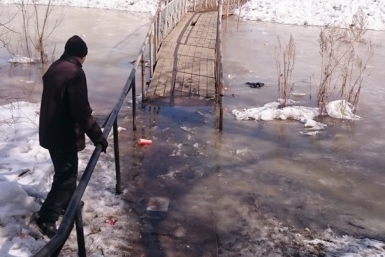Мост, ведущий к школе №19 в Хабаровске, уходит под воду Виктор Дмух